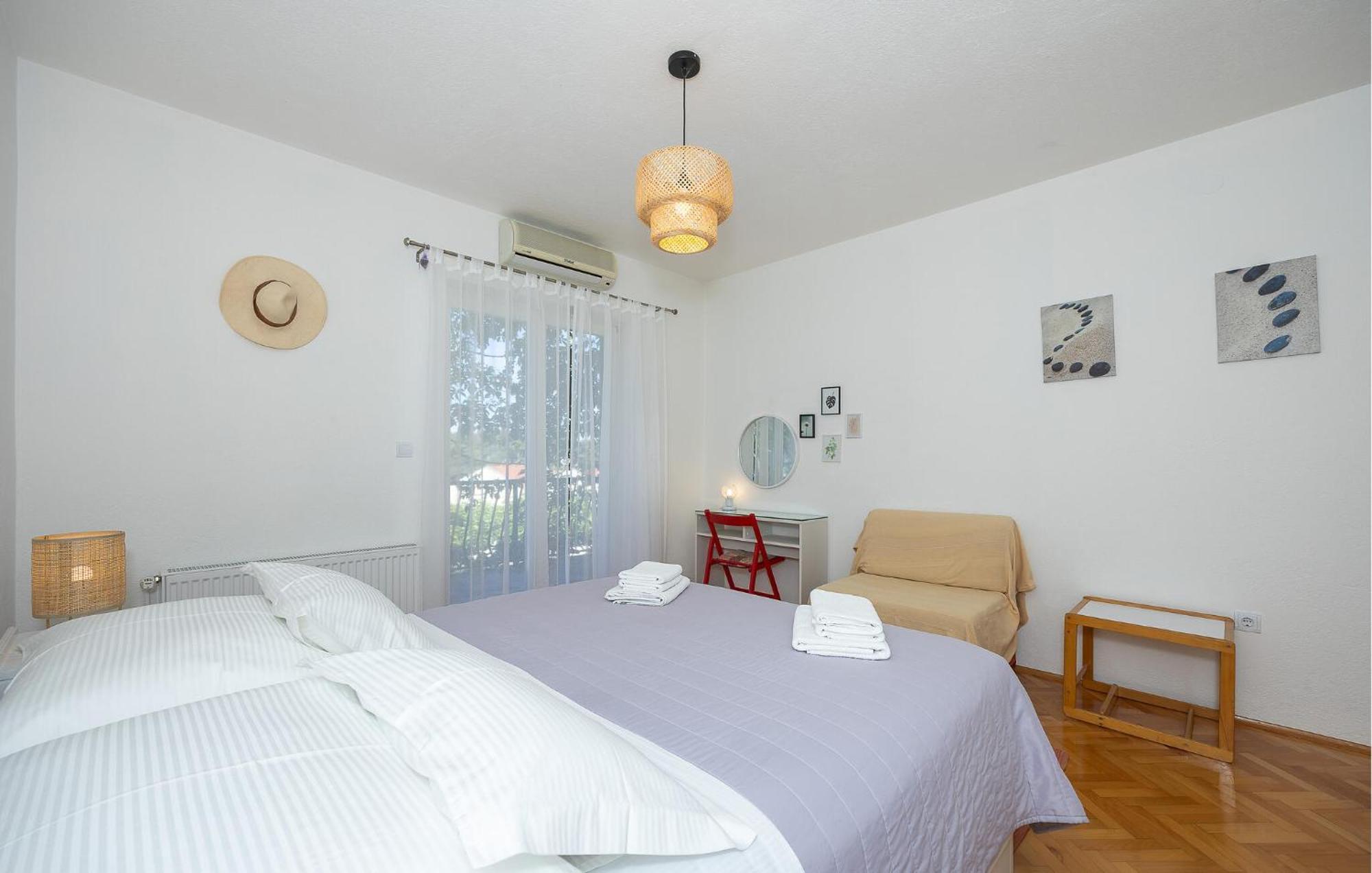 Beautiful In With Kitchen Holiday home