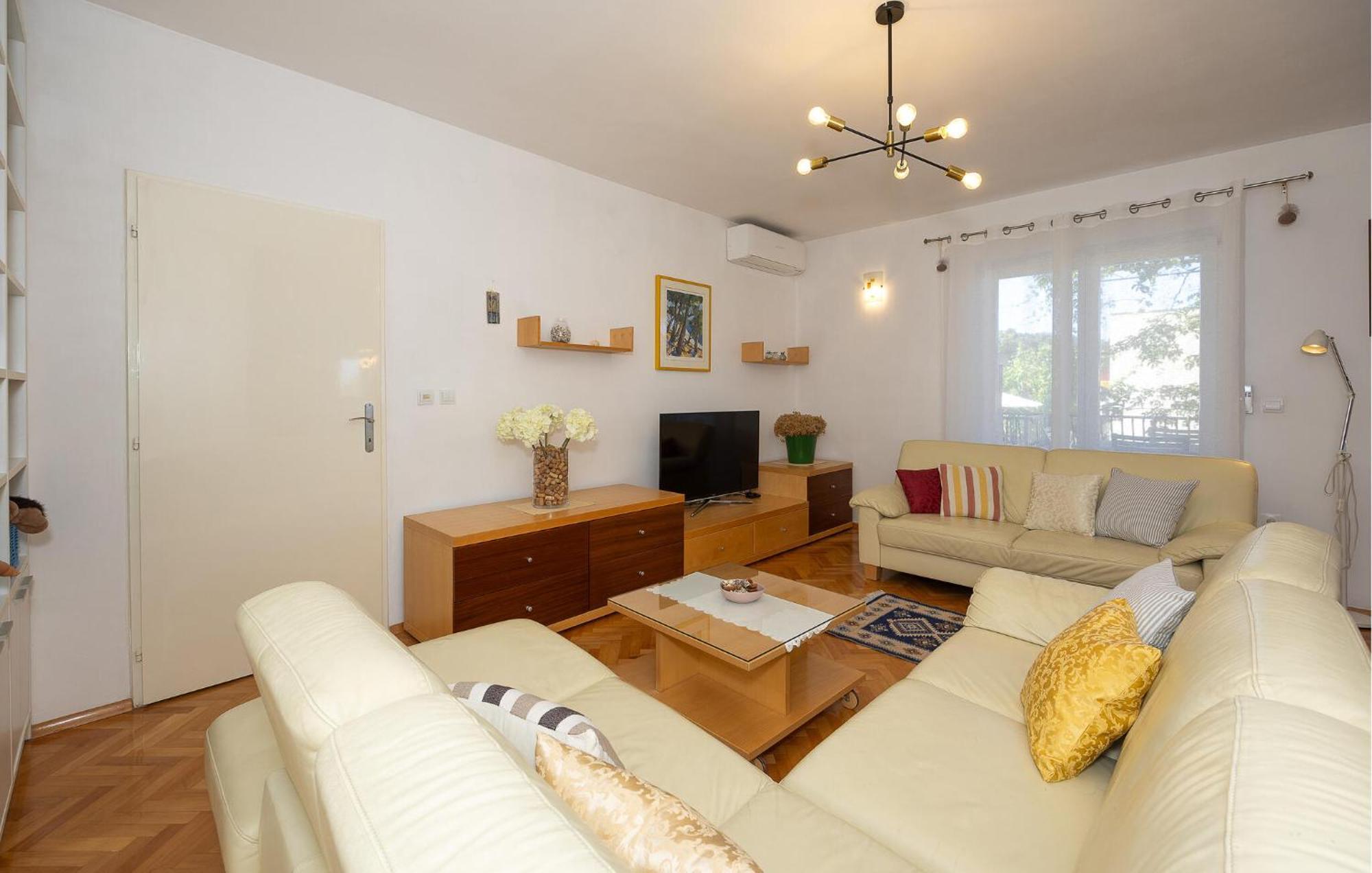 Beautiful In With Kitchen Holiday home